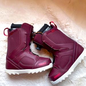 Women’s size 8.5 thirtytwo brand snowboard boots